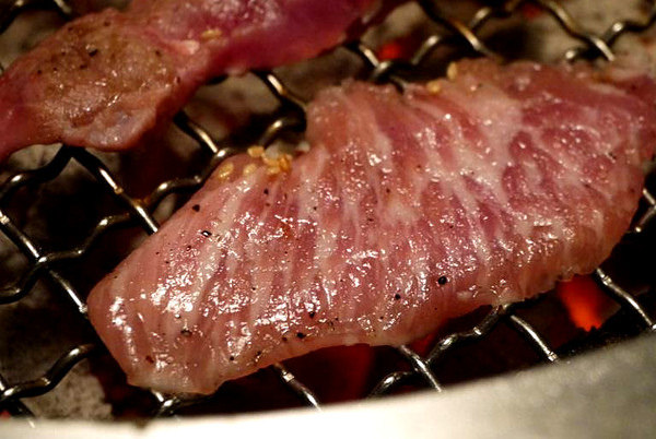 虎炭火燒肉：台北大安區 讓男人雙手也無法掌握之大生蠔『虎炭火燒肉』